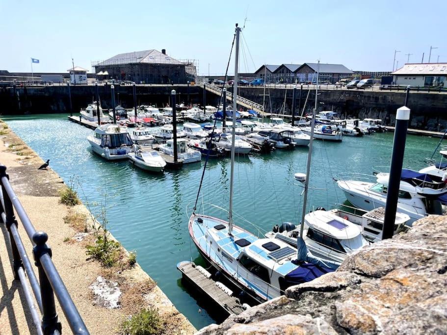 Luxury Porthcawl Large Spacious 2 Bedroom Apt, Garden, Prime Location Exterior foto